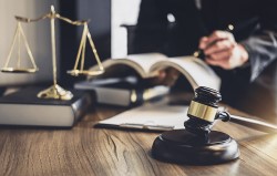 Что делать, если нужен адвокат: полезные советы по поиску профессионала