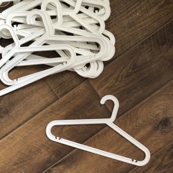 Почему стоит выбрать белые пластиковые вешалки: их преимущества
