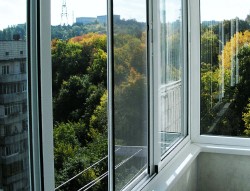 Как выбрать качественную москитную сетку для балкона: перечень требований к ней 