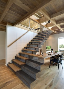 Какими достоинствами обладают деревянные лестницы и как осуществляется их монтаж 