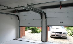 Какими достоинствами обладают гаражные секционные ворота и как осуществляется их установка