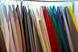 Каким требованиям должна соответствовать кожа для пошива одежды: полезные советы по ее выбору