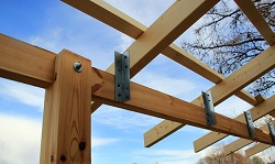 Крепление деревянных конструкций: критерии и советы по выбору крепежа