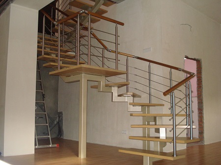 Преимущества лестниц с металлическим косоуром