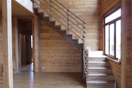 Какую лесницу в деревянном доме сконструировать: варианты
