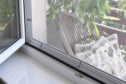 Как выбрать качественные москитные сетки на окна: полезные советы 