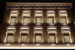 Особенности освещения классического фасада: какие осветительные приборы используют 