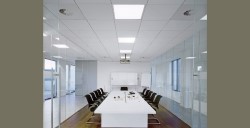 Почему стоит установить потолок Армстронг в офисе: его преимущества