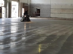 Способы ремонта бетонных полов в промышленных помещениях