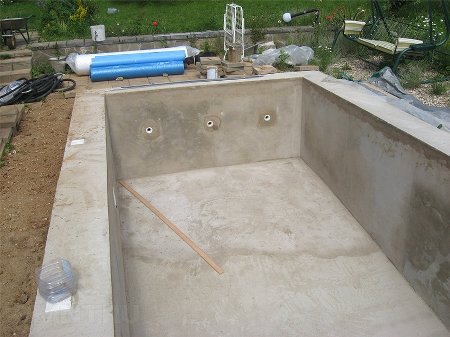 Бассейн на даче своими руками: разметка, копка котлована, подготовка ямы, изготовление слива и этапы заливки бетона
