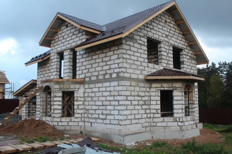 Строительство загородного дома из пеноблоков: основные характеристики и особенности монтажа блоков