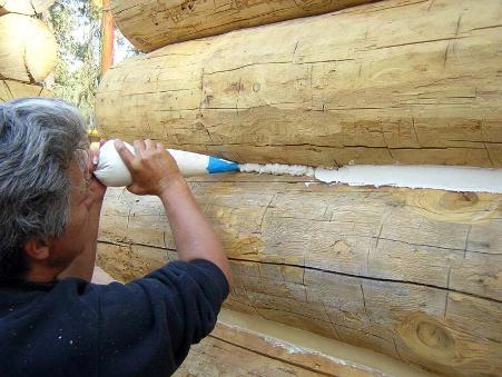 Герметик в строительстве деревянного дома: типы, достоинства и особенности применения