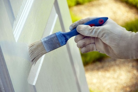 Лакокрасочный материал для окрашивания дверей: особенности алкидной, нитро и акриловой краски