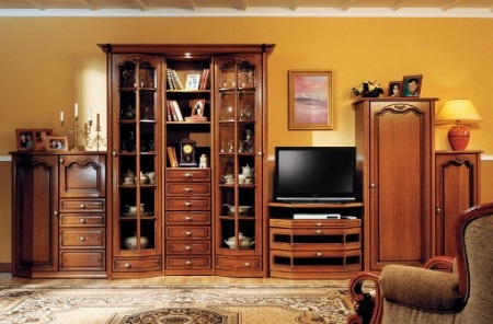 Мебель из массива в гостиную: виды материала, направления и предметы в помещении