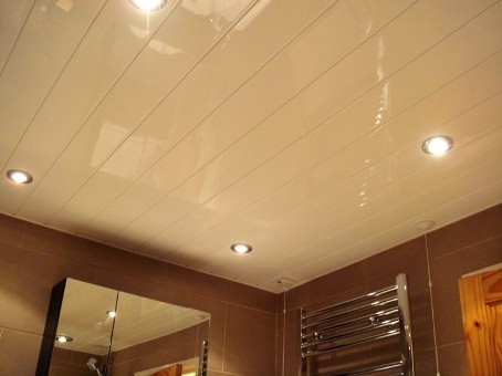 Потолок из ПВХ в ванной комнате: преимущества, инструменты и этапы выполнения работ