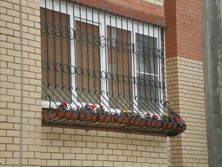 Какие решетки лучше установить на окна квартиры или загородного дома