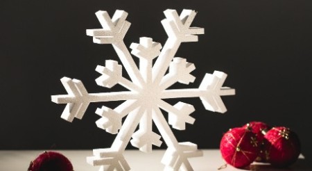 Снежинки из пенопласта своими руками: особенности изготовления больших, маленьких снежинок и достоинства