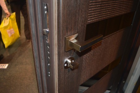 Двери входные: материал изготовления, особенности металлических и деревянных изделий