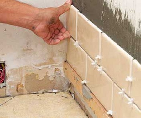 Советы, которыми стоит воспользоваться при укладке плитки на стену