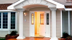 Какой должна быть входная дверь для дома: требования и особенности