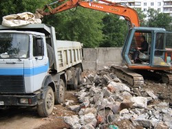 Как осуществляется вывоз строительного мусора: основные способы и правила