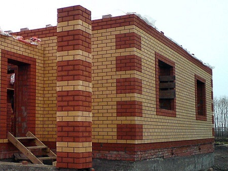 Строительство кирпичного дома: достоинства, технологии и этапы