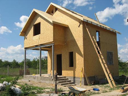 Дом из СИП-панелей: достоинства используемых материалов и этапы строительства