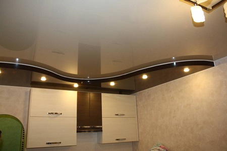 Двухуровневые натяжные потолки для кухни: преимущества конструкции и монтаж