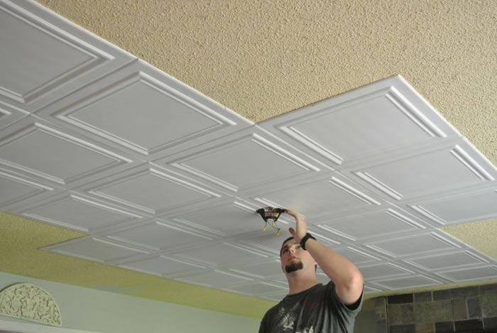 Самостоятельный монтаж плитки из пенополистирола на потолок: преимущества и этапы