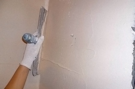 Какой способ выбрать для нанесения шпаклевки на стену под обои