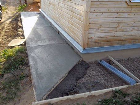 Отмостка вокруг дома: как подготовить почву по периметру дома и залить бетонный раствор