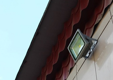 Светодиодные прожекторы для дачи: преимущества и особенности