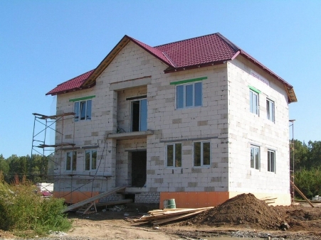 Строительство дома из газобетона: классификация блоков, достоинства и этапы возведения дома