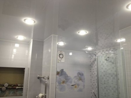 Глянцевый натяжной потолок в ванной комнате: достоинства, недостатки и критерии монтажа