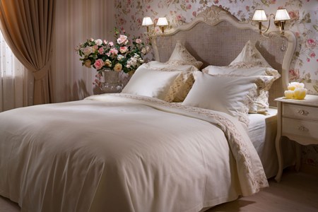 Постельное белье в спальне: выбор, преимущества и особенности