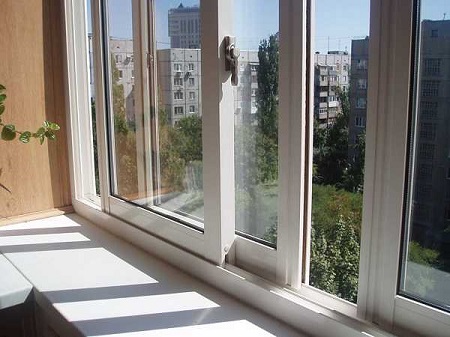 Особенности установки раздвижных окон на балконе или лоджии