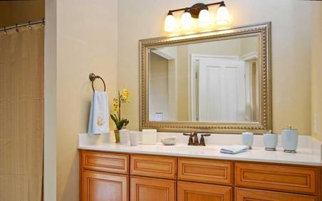 Зеркало в ванную комнату: разновидности, рекомендации по выбору и особенности установки