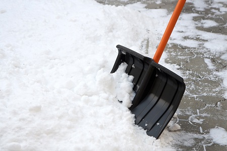 Уборка снега в частном доме: способы и рекомендации